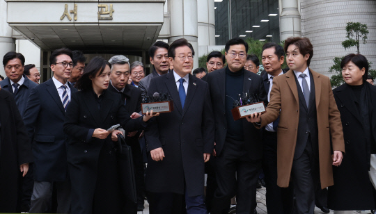 이재명 더불어민주당 대표가 25일 오후 서울 서초구 서울중앙지법에서 열린 '위증교사' 혐의 사건 1심 선고 공판에서 무죄선고를 받은 뒤 법원을 나오고 있다. [사진공동취재단]